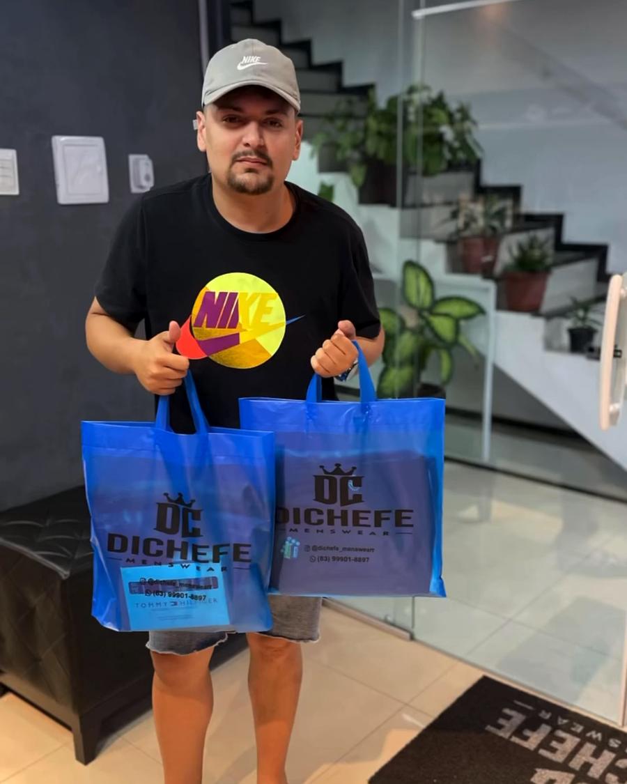 Cliente com sacolas da DICHEFE na escada da loja